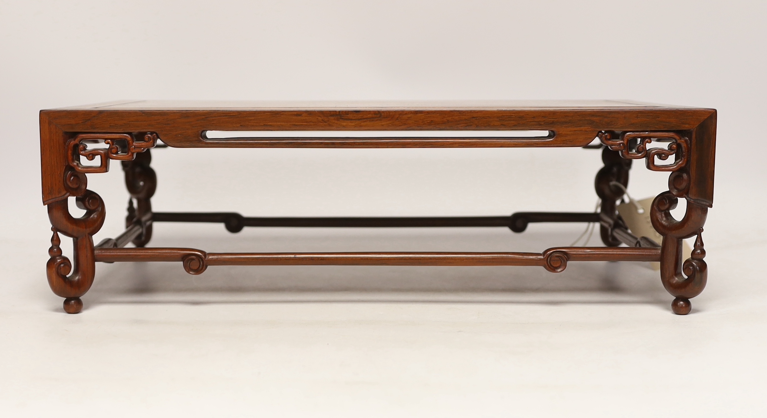 A Chinese huali wood stand, early 20th century, 40cm wide, 24cm deep, 12.5cm high